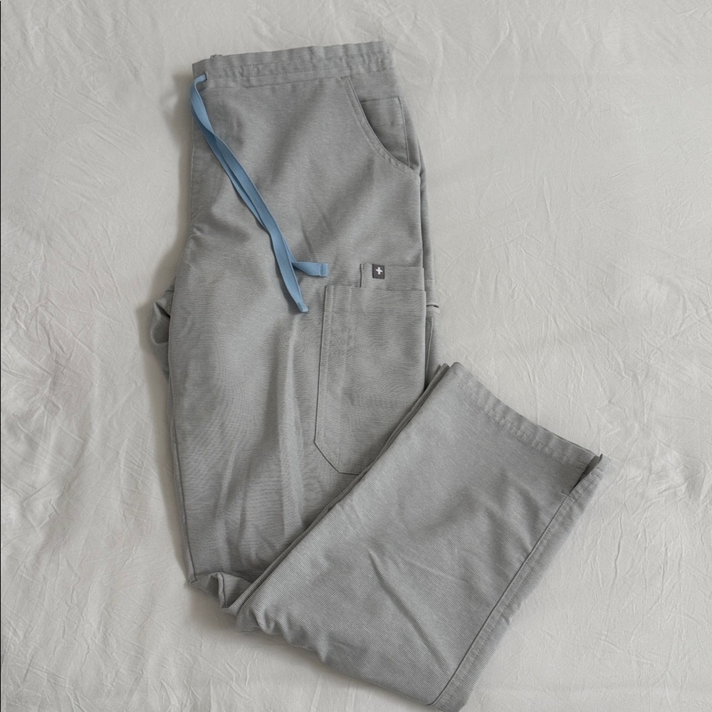 Space Grey Women’s Figs Yola Scrub Pants Medium Petite